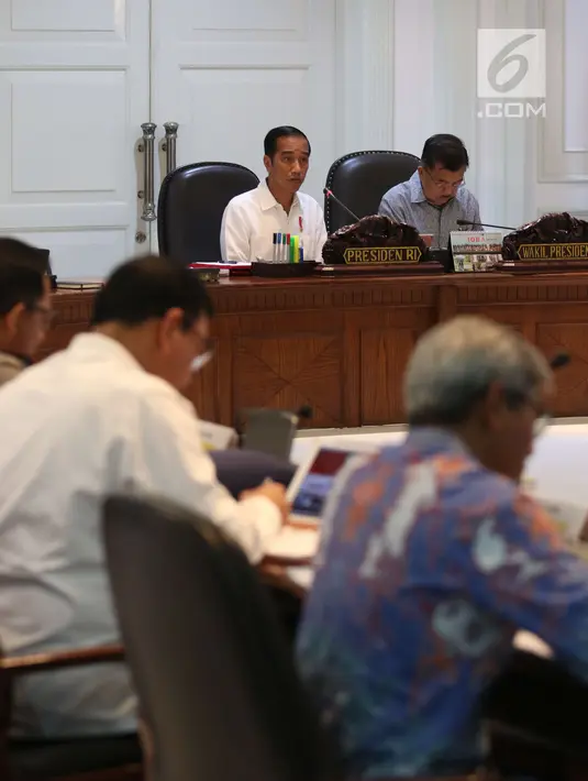 Presiden Joko Widodo didampingi Wakil Presiden Jusuf Kalla saat memimpin rapat terbatas di kantor presiden, Jakarta, Selasa (22/5). Rapat tersebut membahas pencegahan dan penanggulangan teroris. (Liputan6.com/Angga Yuniar)