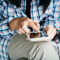 ilustrasi mengecek handphone/Photo by Porapak Apichodilok from Pexels