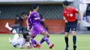Gelandang Bali United Hariono (kiri) terjatuh saat berebut bola dengan pemain Persita Tangerang pada laga Piala Menpora 2021 di Stadion Maguwoharjo, Sleman, Jumat (2/4/2021). Laga berakhir imbang 1-1. (Bola.com/M Iqbal Ichsan)