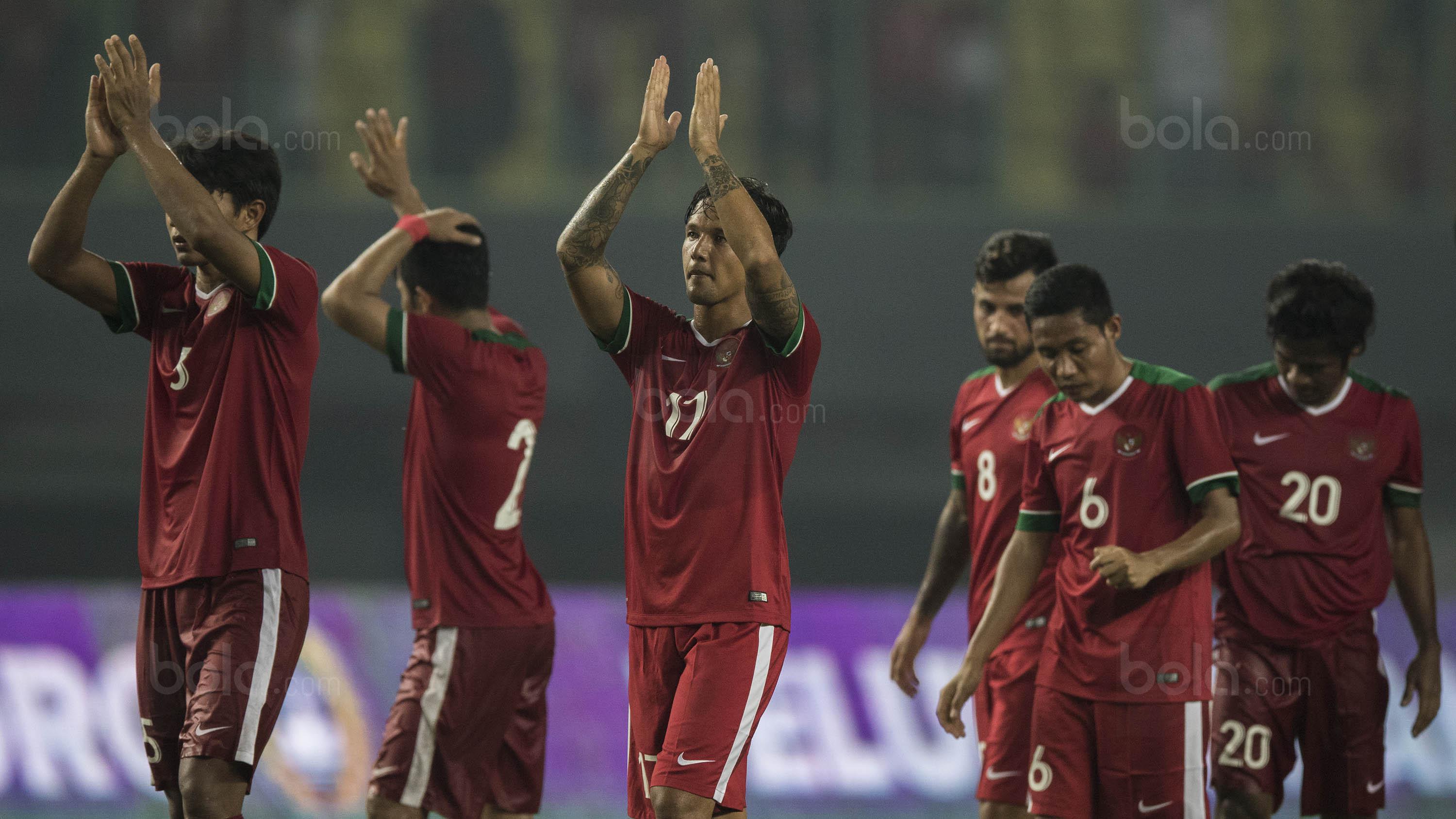 Gelandang Timnas Indonesia, Irfan Bachdim, menyapa suporter usai mengalahkan Kamboja pada laga persahabatan di Stadion Patriot, Bekasi, Rabu (4/10/2017). Indonesia menang 3-1 atas Kamboja. (Bola.com/Vitalis Yogi Trisna)