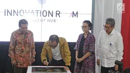 Menaker Hanif Dhakiri mentanda tangani prastati saat meresmikan Innovation Room di Jakarta, Kamis (28/6). Kemnaker meresmikan ruang inovasi bertujuan membantu anak-anak muda mengembangkan bisnis digital dan proyek kreatif. (Liputan6.com/Herman Zakharia)