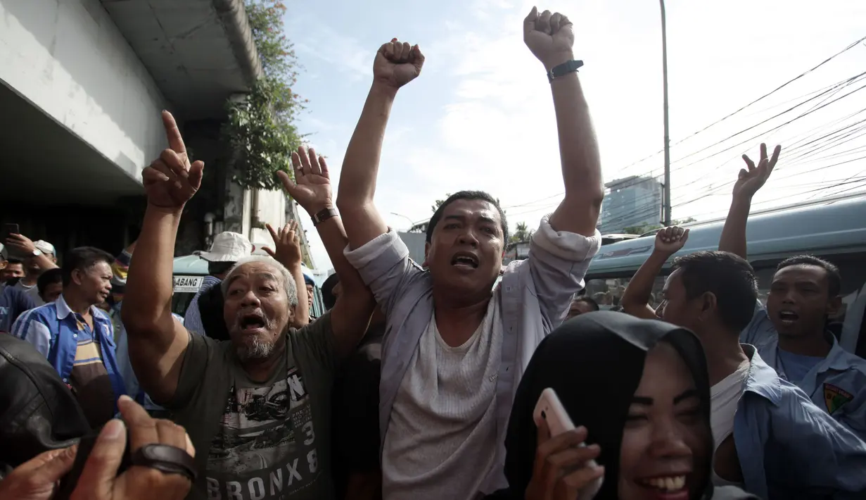 Sopir angkot menyuarakan pendapatnya dalam unjuk rasa di Jalan Jatibaru, Tanah Abang, Jakarta, Senin (29/1). Para pengunjuk rasa juga menuntut agar bus Tanah Abang Explorer tidak lagi mengangkut penumpang. (Liputan6.com/Arya Manggala)