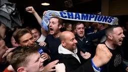 Suporter Leicester City merayakan gelar juara Liga Inggris seusai Tottenham Hotspur bermain imbang melawan Chelsea, (2/5/2016). (AFP/Leon Neal)