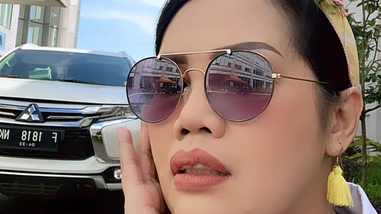 Elly Sugigi (https://www.instagram.com/p/CSmWwCcpuaI/)
