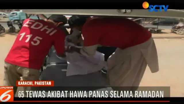 Sementara yang masih bisa beraktivitas kerap harus membasahi diri untuk mengatasi suhu udara Karachi hari Selasa yang mencapai 44 derajat celsius.