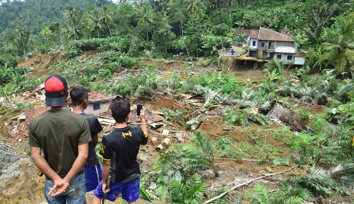 Warga mengambil gambar dari bencana longsor di Desa Clapar, Kecamatan Madukara, Banjarnegara, Jawa Tengah, Rabu (30/3). Sebagian warga mengungsi ke tempat aman dan diperkirakan longsoran menutup lahan kebun buah salak seluas 60 hektar. (Foto: Gholib)