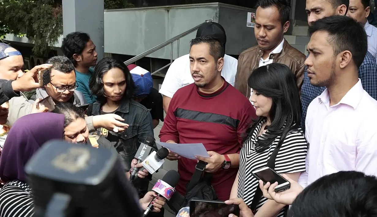 "Jadi hari ini kami sama mbak Tessa Kaunang ke Polda melaporkan seseorang mantan dari Mbak Tessa. Laporan kita pencemaran nama baik atau fitnah melalui sosmed," ucap Sunan Kalijaga di Polda Metro Jaya, Sabtu (3/2/2018). (Bambang E Ros/Bintang.com)