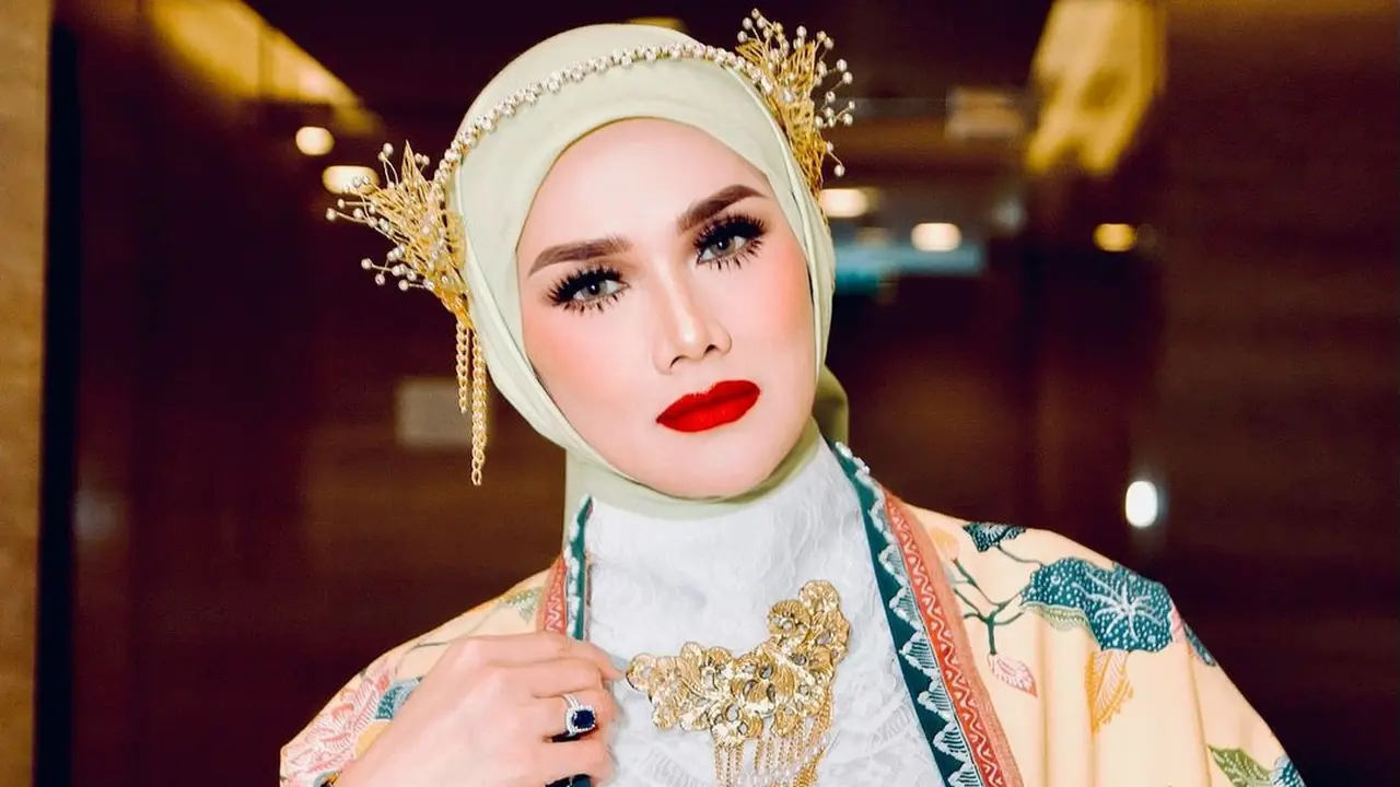 Mulan Jameela dengan makeup tebal (Instagram/mulanjameela1)