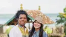 Berbaju senada dengan sang suami, Indah memakai kemeja oversized bernuansa etnik dan topi rajut (Foto: Instagram @indahpermatas)