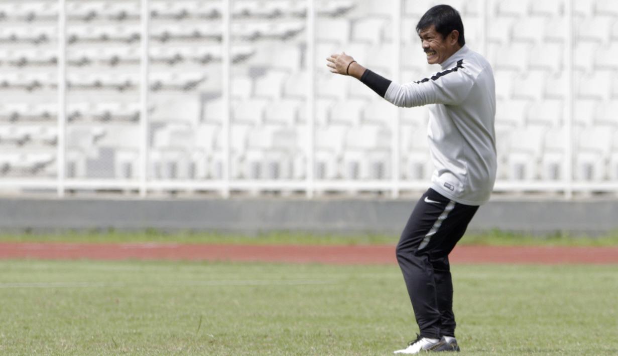 Pelatih Timnas Indonesia U-22, Indra Sjafri, memberikan arahan kepada pemainnya saat latihan di Stadion Madya Senayan, Jakarta, Selasa (29/1). Latihan ini merupakan persiapan jelang Piala AFF U-22. (Bola.com/Yoppy Renato)