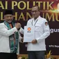 Ketua KPU RI Hasyim Asy'ari menerima berkas dari Presiden PKS Ahmad Syaikhu di Gedung Komisi Pemilihan Umum (KPU) RI, Jakarta, Senin (1/8/2022). Pendaftaran calon partai politik (parpol) peserta Pemilu dimulai tanggal 1 hingga 14 Agustus 2022. Pada hari pertama partai yang mendaftar yakni PDIP, PKS, PKP, Partai Reformasi, Partai Nasdem, Partai Prima, Perindo, dan PBB. (Liputan6.com/Angga Yuniar)