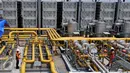 Teknisi mengawasi pengoperasian instalasi produksi tekanan gas di Compressed Natural Gas (CNG), Bekasi, Selasa (8/9/2015). CNG Plantt berkontribusi 5-10 % terhadap total daya listrik 2045 MW menjadi 20-30 % pada tahun 2016. (Liputan6.com/Johan Tallo)