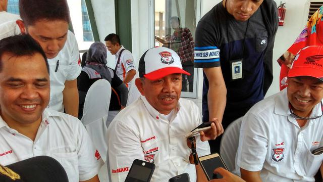 General Manager Product Management and Marketing Support Astra Honda Motor, Ferry Firman, sedang menjawab pertanyaan wartawan pada ajang Honda Dream Cup 2017 di Surabaya
