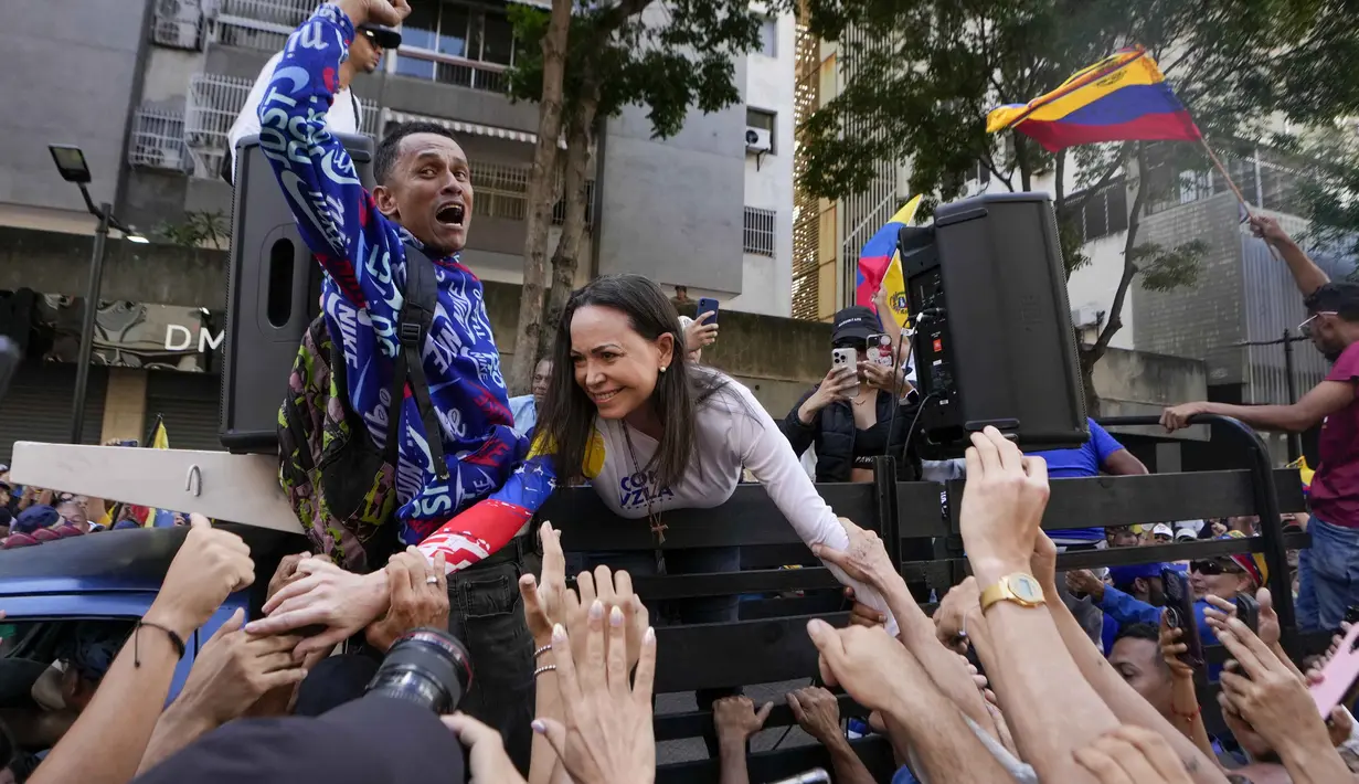 Maria Corina Machado juga menjadi sosok pemersatu dalam oposisi politik Venezuela yang sebelumnya sangat terpecah, oposisi yang kini menemukan titik temu dalam tuntutan akan pemilu bebas dan pemerintahan yang mewakili rakyat. Tampak dalam foto ketika pemimpin oposisi Maria Corina Machado menyapa para pendukungnya dalam protes menentang Presiden Venezuela Nicolas Maduro sehari sebelum pelantikannya untuk masa jabatan ketiga di Caracas, Venezuela, Kamis, 9 Januari 2025. (AP Photo/Matias Delacroix)