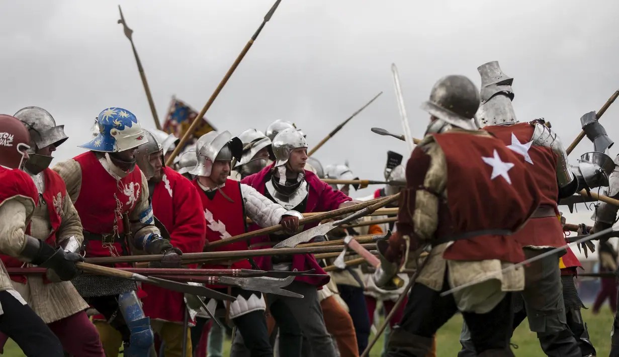 Sejumlah warga melakukan aksi seperti berperang untuk memperingati hari Pertempuran Bosworth, Inggris, Minggu (23/8/2015). Pertempuran Bosworth terjadi pada tahun 1485 antara keluarga Lancaster dan York. (REUTERS/Neil Balai)