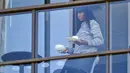 Petenis Amerika Serikat, Venus Williams, membawa minuman saat bersantai di balkon hotel di Adelaide, Australia, Jumat (22/1/2021). Venus Williams melakukan karantina selama dua minggu sebelum mengikuti ajang Australia Terbuka 2021. (AFP/Brenton Edwards)