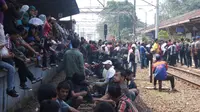Ribuan penumpang menghadang seluruh kedatangan kereta yang hendak masuk ke Stasiun Bekasi. (Rahmat/Liputan6.com)