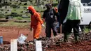 Petugas Suku Dinas Pertamanan dan Pemakaman mengenakan perlengkapan APD saat memakamkan jenazah pasien COVID-19 di TPU Pondok Rangon, Jakarta, Rabu (17/6/2020). (Liputan6.com/Johan Tallo)