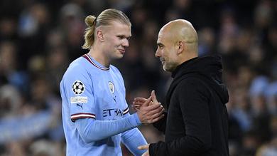 <p>Bomber Manchester City, Erling Haaland, saat ditarik keluar setelah mencetak lima gol ke gawang RB Leipzig dalam leg kedua 16 besar Liga Champions 2022/2023 di Etihad Stadium, Rabu (15/3/2023) dini hari WIB. (Oli SCARFF / AFP)</p>