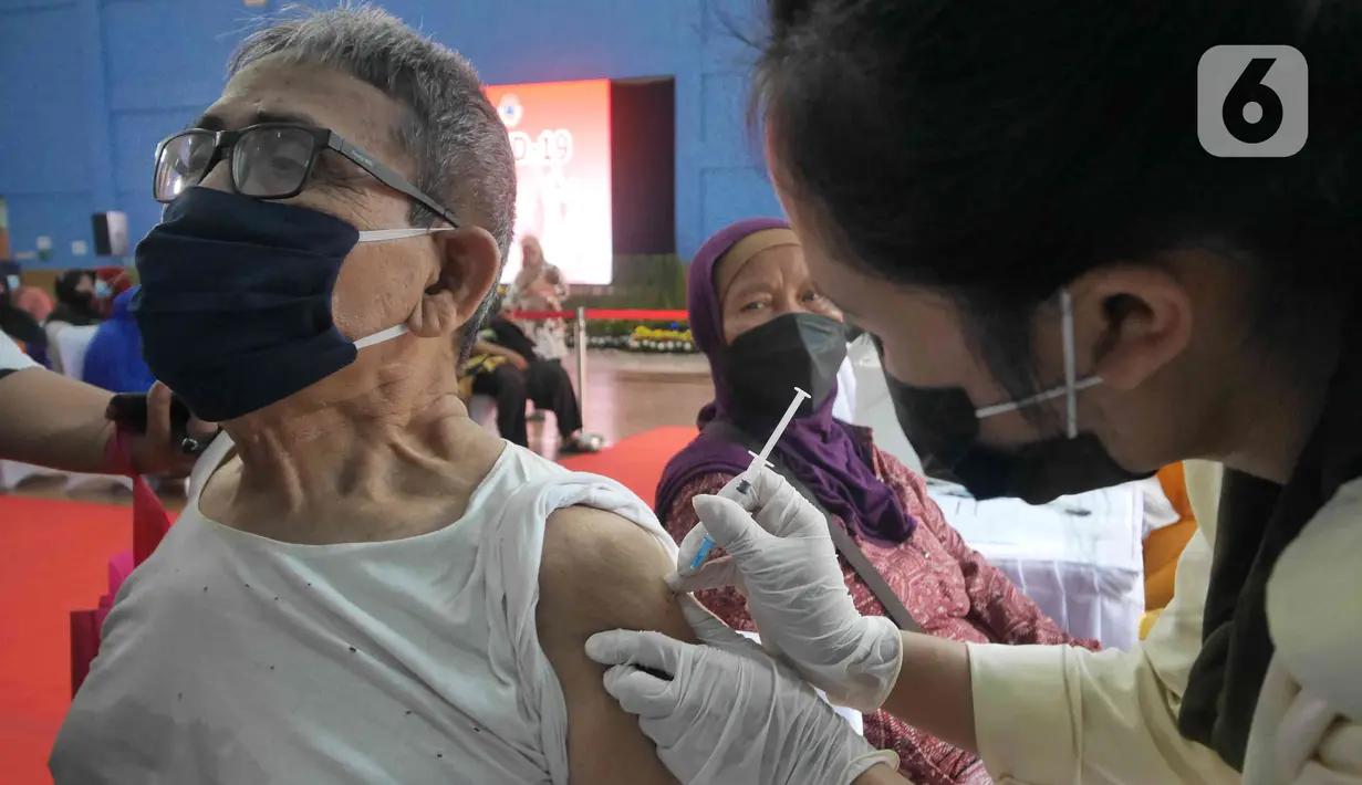 Tenaga kesehatan menyuntikan vaksin booster atau vaksin penguat saat gelaran Vaksin Covid-19 Serentak di Gelanggang Olahraga Remaja (GOR) Radio Dalam, Jakarta Selatan, Selasa (8/3/2022). (Liputan6.com/Herman Zakharia)