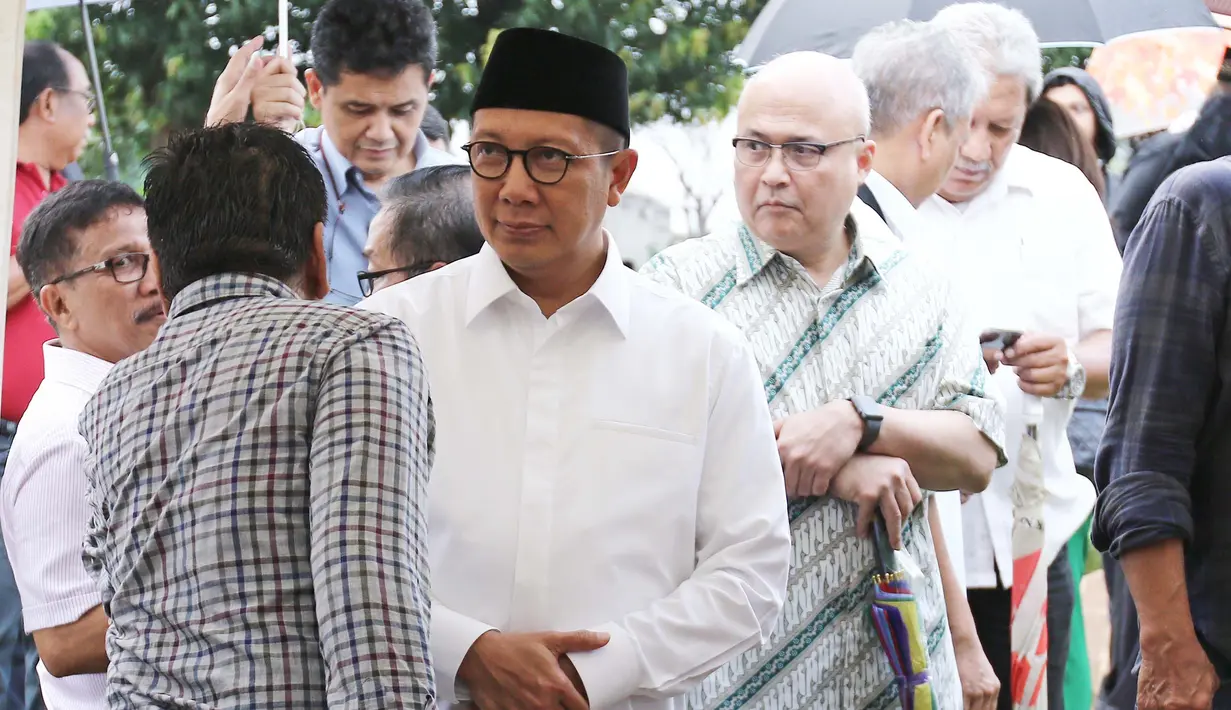 Menteri Agama Lukman Hakim saat di pemakaman almarhum RMH Heroe Siswanto atau dikenal Sys NS di TPU Jeruk Purut, Jakarta, Selasa (23/1). (Liputan6.com/Herman Zakharia)