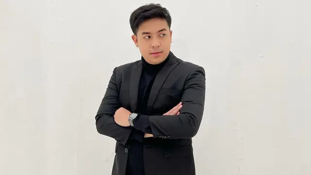 FOTO: Gaya Jerome Polin saat Memakai Setelan Jas, Banjir Pujian