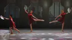 Sejumlah penari Balet dari "Ballet Sumber Cipta" mementaskan pergelaran tari bertajuk "The Nutcraker in Jazz" di Graha Bakti Budaya, Jakarta, Sabtu (19/12). Ini merupakan Kolaborasi antara musik Jazz dan Tarian balet.(Liputan6.com/JohanTallo)