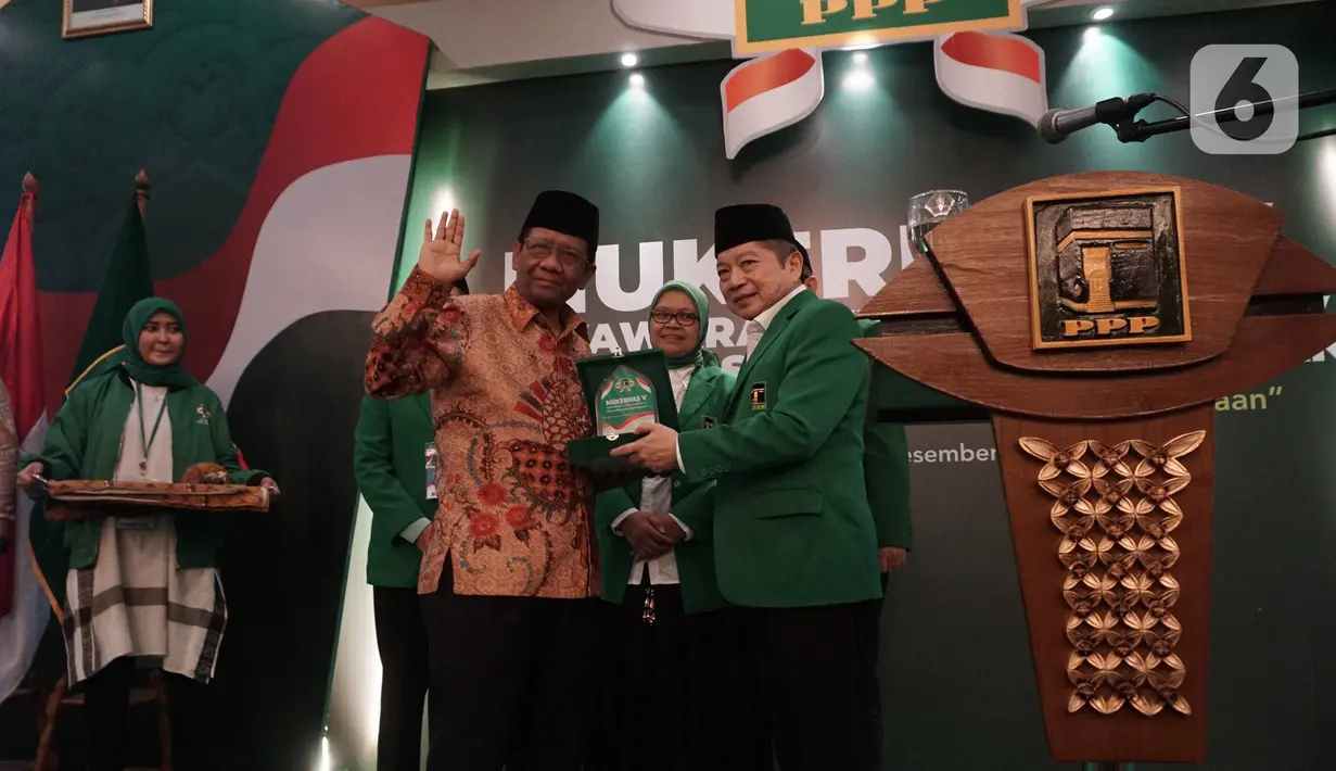 Menko Polhukam Mahfud Md menerima cindera mata dari Plt Ketua Umum PPP Suharso Monoarfa saat membuka Musyawarah Kerja Nasional (Mukernas) ke V PPP di Jakarta, Sabtu (14/12/2019). Salah satu agenda yang akan dibahas dalam acara ini adalah pelaksanaan Muktamar PPP. (Liputan6.com/Angga Yuniar)