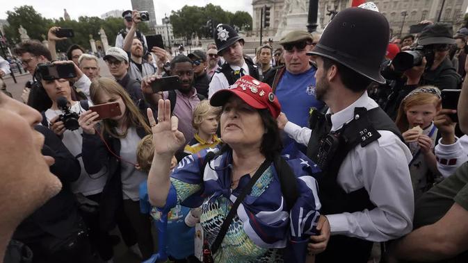 Demonstran Pro-Trump dan Anti-Trump adu mulut di lokasi aksi massa di London saat kunjungan kenegaraan Presiden AS Donald Trump (3/6/2019) (AP PHOTO)