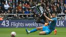 Pemain Newcastle United, Alexander Isak, menendang bola ke gawang Tottenham Hotspur yang membuahkan gol dalam pertandingan lanjutan Liga Inggris 2022/2023 yang berlangsung di St James Park, Minggu (23/4/2023). Alexander Isak merupakan salah satu mesin gol The Magpies musim ini dengan 11 gol. Pemain berusia 23 tahun tersebut telah tampil sebanyak 24 kali bersama Newcastle disemua kompetisi. (AFP/Lindsey Parnaby)