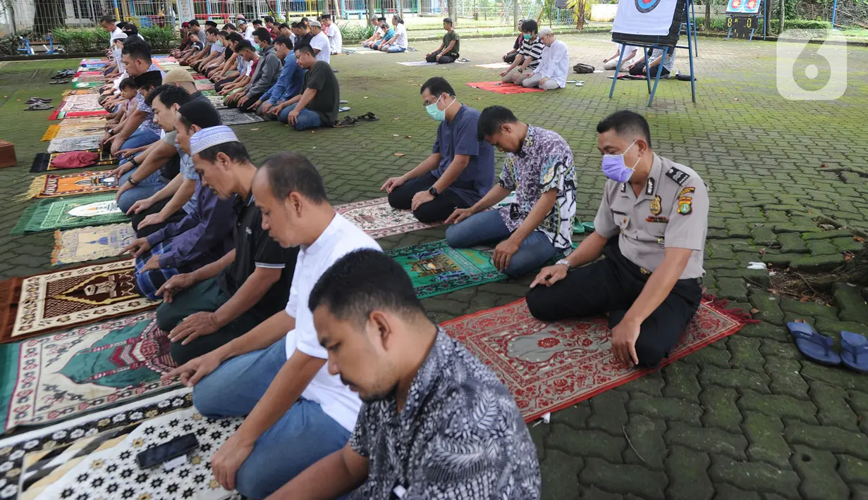 Umat muslim dengan mengenakan masker melaksanakan salat Jumat di Masjid Raya Cinere, Depok, Jawa Barat, Jumat (20/3/2020). Masjid Raya Cinere tetap menggelar salat Jumat di tengah penyebaran virus corona Covid-19, meski begitu jemaah diimbau tetap menjaga kesehatan. (merdeka.com/Arie Basuki)