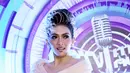 Dengan mengenakan gaun berwarna pastel dengan padanan gaya rambut yang dinamakan Rambut Wanita Manja. (Nurwahyunan/Bintang.com)