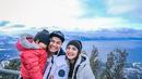 Tak hanya berdua, Chelsea dan Gleen juga mengajak anak semata wayangnya, Nastusha. Keluarga bahagia itu juga mengunjungi tempat populer di sana. Kali ini ketiganya menjelajahi keindahan danau Tahoe, Caliornia. (Liputan6.com/IG/@chelseaoliviaa)