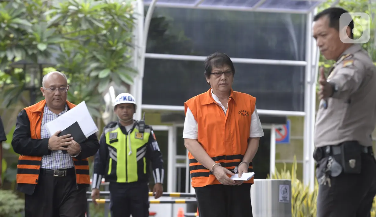 Pejabat Pembuat Komitmen Dinas PU Kabupaten Sidoarjo, Judi Tetrahastoto (kiri) dan mantan Kepala Dinas Pengelolaan Keuangan dan Aset Daerah (DPKAD) Kota Bandung, Herry Nurhayat (kanan) akan menjalani pemeriksaan di Gedung KPK, jakarta, Selasa (4/2/2020). (merdeka.com/Dwi Narwoko)
