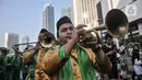 Kesenian Betawi tampil dalam pawai kesenian saat Hari Bebas Kendaraan Bermotor (HBKB) atau car free day (CFD) di Jalan MH Thamrin, Jakarta, Minggu (19/6/2022). Pawai yang menampilkan berbagai budaya dan kesenian Betawi seperti ondel-ondel, tari topeng, serta tanjidor tersebut digelar dalam rangka menyambut HUT ke-495 DKI Jakarta. (merdeka.com/Iqbal S. Nugroho)