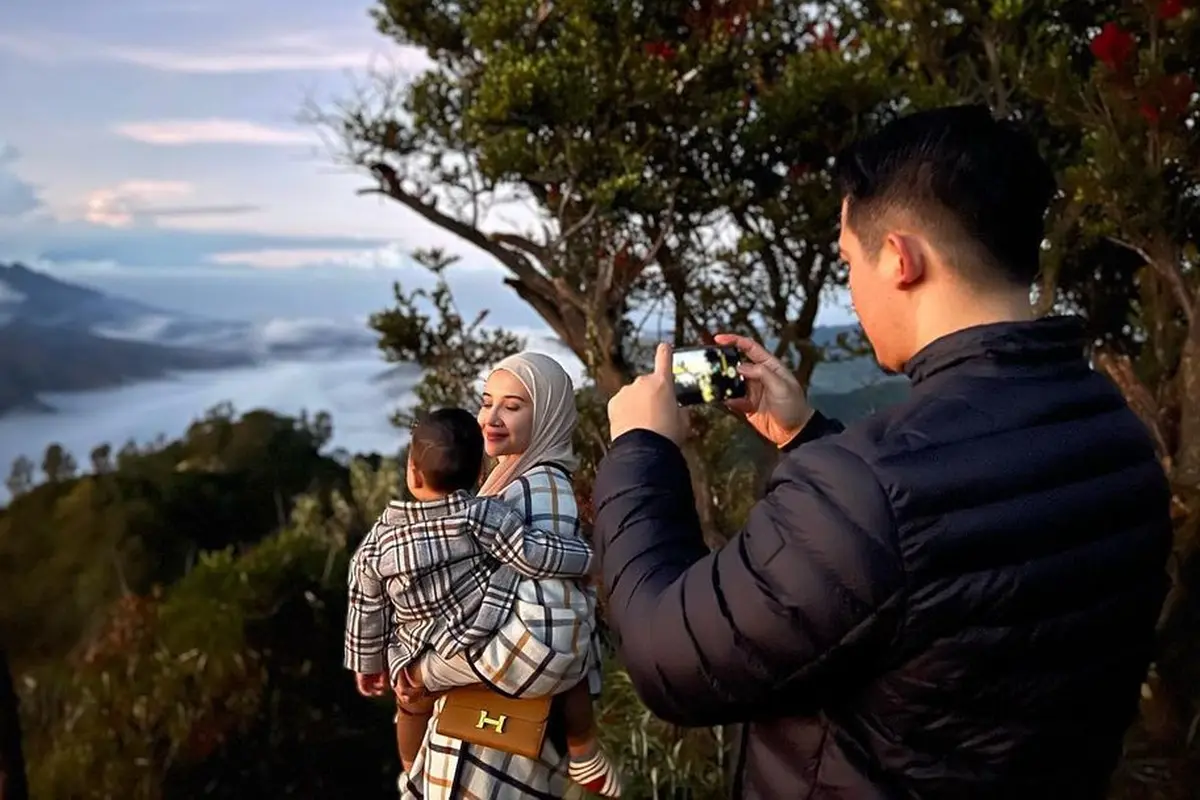 Zaskia Sungkar dan keluarga ke Bromo (Instagram/zaskiasungkar15)