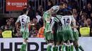 Selebrasi yang ditunjukan pemain Real Betis usai Junior Firpo mampu menceploskan bola ke gawang Barcelona pada menit ke-20 pada laga lanjutan La Liga 2018/19 yang berlangsung di stadion Camp Nou. Real Betis menang 4-3. (AFP/Josep Lago)