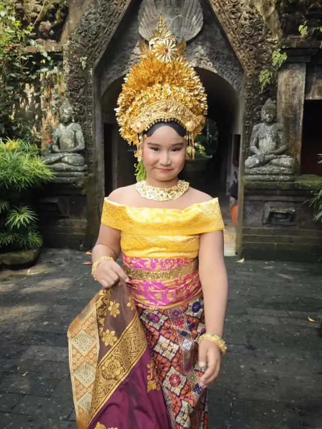 Putri Happy Salma Dibalut Pakaian khas Bali saat Upacara Bungan Jaje. [@happysalma]