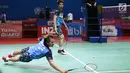 Pebulu tangkis ganda putra Indonesia, Marcus Fernaldi Gideon/Kevin Sanjaya Sukamuljo saat melawan Ou Xuan Yi/Zhang Nan (China) di perempat final Indonesia Open 2019 di Istora Senayan, Jakarta, Jumat (19/7/2019). Marcus/Kevin unggul 21-12, 21-16. (Liputan6.com/Helmi Fithriansyah)