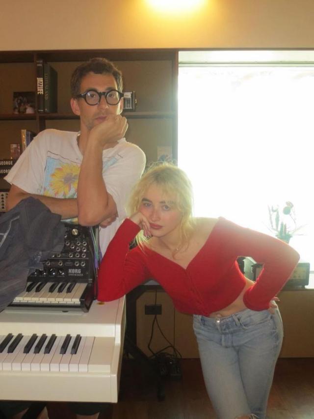 Jack Antonoff dan Sabrina Carpenter yang baru saja meluncurkan album terbarunya, “Short n’ Sweet” (Instagram/@jackantonoff)