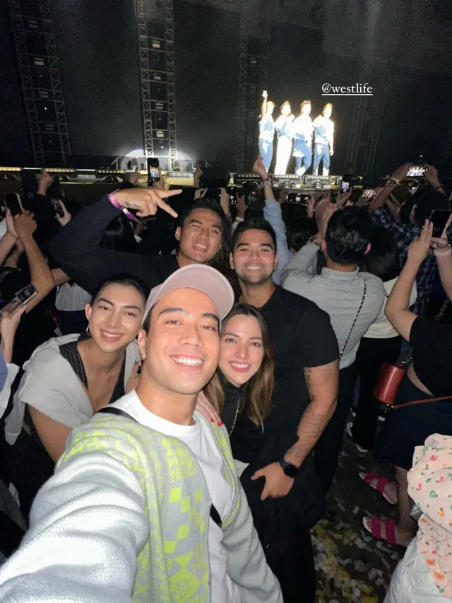 7 Potret Nia Ramadhani Nonton Konser Westlife, Bareng Sahabat