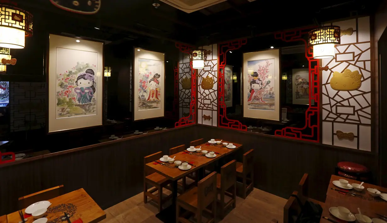 Suasana dalam restoran yang menghadirkan tema Hello Kitty di Hong Kong, China, Kamis (21/5/2015). ini merupakan Restoran pertama di china yang didedikasikan untuk karakter di film kartun Jepang, Hello Kitty. (REUTERS/Bobby Yip)