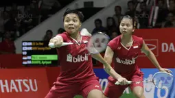 Ganda putri Indonesia, Greysia Polii/Apriyani Rahayu, saat melawan wakil Korsel, Lee So-hee/Shin Seung-chan pada laga Indonesia Masters 2018 di Istora Senayan, Sabtu (27/1/2018). Greysia/Apriyani menang 21-11, 17-21, 21-17. (Bola.com/M Iqbal Ichsan)