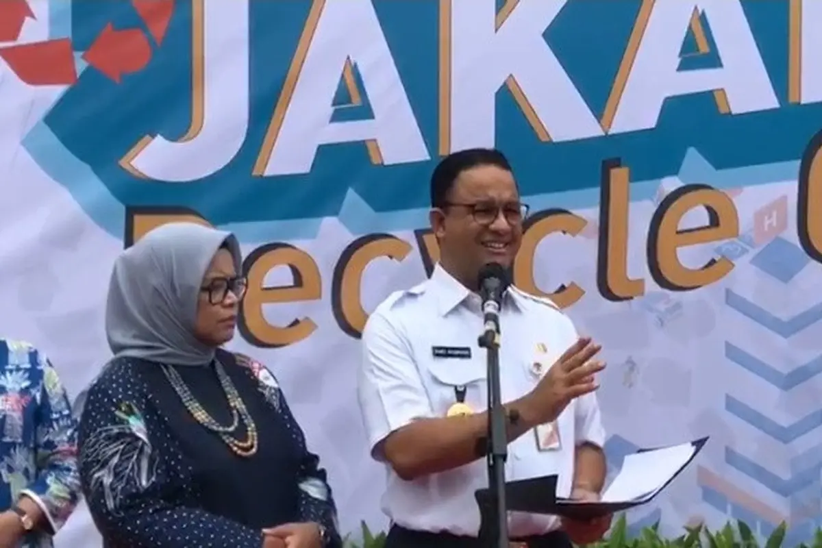 Gubernur DKI Jakarta Anies Baswedan saat melakukan kunjungan kerja ke Jakarta Recycle Center (JRC) Pesanggrahan, Jalan Bintaro Puspita Raya, Jakarta Selatan, Rabu (5/10/2022).