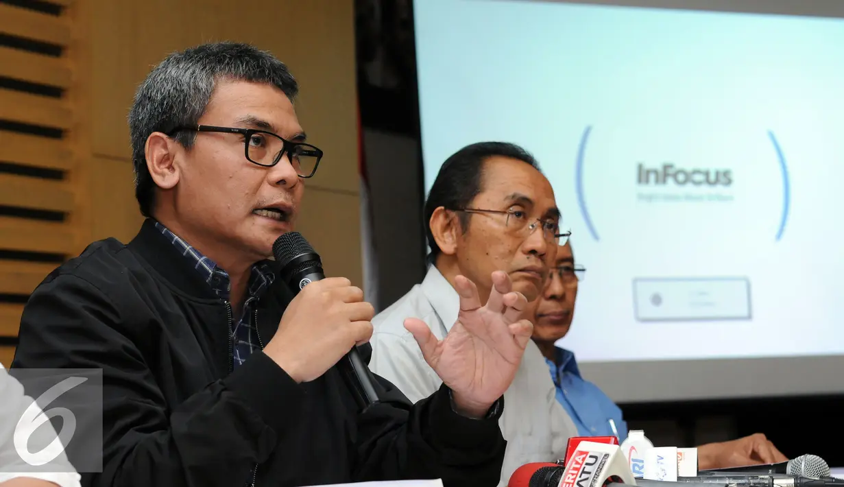 Plt Komisioner KPK, Johan Budi SP (kiri) membeberkan kronologis penangkapan saat jumpa pers terkait operasi tangkap tangan pejabat Pemerintah Kabupaten Musi Banyuasin di gedung KPK Jakarta, Sabtu (20/6/2015). (Liputan6.com/Helmi Fithriansyah)