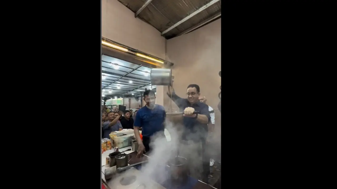 Aksi Anies Baswedan Bikin Kopi Tarik Saat Mampir ke Bandar Kupi Medan, Disambut Tepuk Tangan