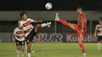 Pemain PSM Makassar, Hasim Kipuw (kanan) berebut bola dengan pemain Madura United, Bayu Gatra saat laga BRI Liga 1 2021/2022 antara Madura United melawan PSM Makassar di Stadion Madya, Jakarta, Minggu (12/9/2021). (Bola.com/Ikhwan Yanuar)