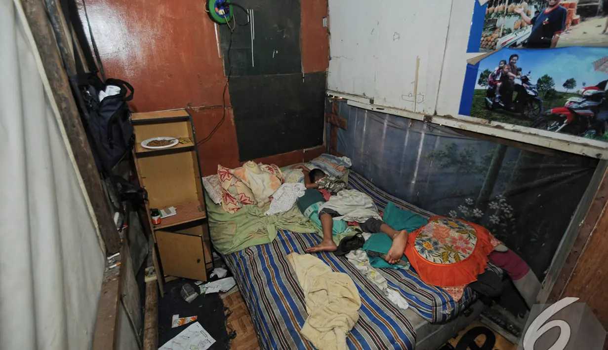 Sony Wakwaw tidur dirumahnya yang lama di pemukiman pemulung di kawasan Cibubur, Jakarta Timur. Foto diambil pada Kamis (4/12/2014). (Liputan6.com/Herman Zakharia)