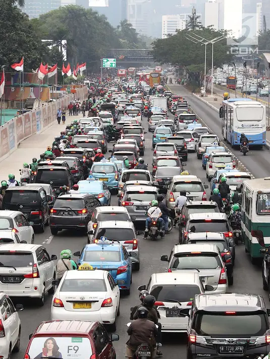 Kendaraan terjebak kemacetan saat melintas di Jalan Sudirman, Senayan, Jakarta, Minggu (2/9). Tingginya antusiasme warga yang ingin menonton penutupan Asian Games 2018 menyebabkan kawasan Senayan dipadati kendaraan. (Liputan6.com/Immanuel Antonius)