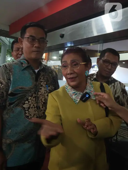 Mantan Menteri Kelautan dan Perikanan (KKP) Susi Pudjiastuti memberikan keterangan kepada awak media usai diperiksa sebagai saksi terkait kasus korupsi impor garam di Jampidsus Kejaksaan Agung, Jakarta, Jumat (7/10/2022). Penyidik Jaksa Agung Muda Tindak Pidana Khusus Kejaksaan Agung memeriksa mantan Menteri Kelautan dan Perikanan Susi Pudjiastuti sebagai saksi dalam perkara dugaan tindak pidana korupsi dalam pemberian fasilitas impor garam industri pada tahun 2016 sampai dengan 2022. (Liputan6.com/Herman Zakharia)